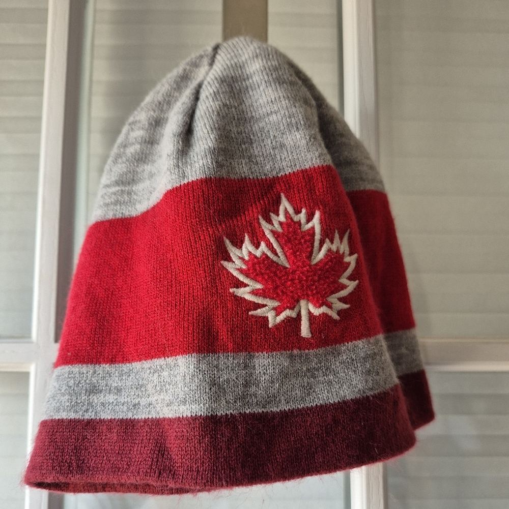 HBC Maple Leaf Mittens And Hat Set - Picture 4 of 6